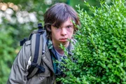 Beim Einsatz des SOKO-Teams sorgt ausgerechnet der Museumsdirektor Konrad Pachler für Aufsehen, nachdem er seinen Ex-Mitarbeiter Marius (Brent Larsen) vom Gelände verweist. Ein Indiz dafür, dass Marius mehr über die gefundene Leiche weiß?