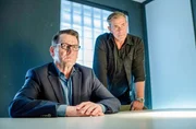 Um das Motiv der Tat herauszufinden, versuchen die Kriminalhauptkommissare Lars (Ingo Naujoks, l.) und Finn (Sven Martinek, r.), die junge Neele zu Pascals Körperverletzung zu befragen. Doch diese blockt die Fragen ab.