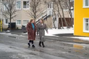 Ella (Anna Svava Knútsdóttir, li.) warnt Harpa (Nína Dögg Filippusdóttir, re.) vor einer medialen Enthüllung.