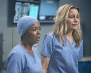 Dr. Simone Griffith (Alexis Floyd, l.); Jenna Gatlin (Piper Perabo, r.)