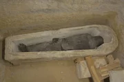 Die Mumie des Priesters Ayput ist vollständig enthüllt. Diese Art von Sarkophag wird als "anthropoid" bezeichnet, da er die Form eines Menschen annimmt. Der Deckel, der Boden, der Innenraum und die Mumie entsprechen alle dieser menschlichen Form.