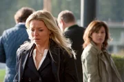 Melanie Robinek (Karolina Lodyga, l.) scheint verzweifelt über das Sterben des Mannes, den sie heiraten will. Nina Pokorny (Julia Cencig, r.) fragt sich, ob es ihr nur ums Erben geht.