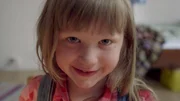 Elsa (Maya Anna Hansen Frølich) kümmert sich um die beiden. Gut, dass sie gesund ist.