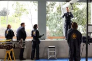 V.l.: Brennan (Emily Deschanel), Booth (David Boreanaz), Cam (Tamara Taylor) und Hodgins (TJ Thyne) versuchen herauszufinden, wie das Opfer zu Tode kam.  +++