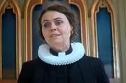 Pastorin Jóna (Steinunn Ólína Þorsteinsdóttir) muss beim Trauergottesdienst Trost spenden.