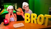 Ralph und Clarissa haben ein Problem: Wenn es ihnen nicht gelingt, ganz schnell ein Brot zu backen, wird sich ihre Sendung in kürzester Zeit selbst auflösen. Entsprechend konsequent schreiten sie zur Tat. In Anlehnung an die so genannte „Brute-Force-Methode“ lautet ihr Motto „Brot Force“: Zur Lösung ihres Problems werden entsprechend alle Möglichkeiten möglichst radikal ausprobiert.