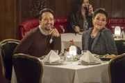 David Santiago (Lin-Manuel Miranda, l.); Camila Santiago (Bertila Damas, r.)