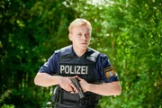 Der Polizist Tim Münzinger (Julius Nitschkoff) wurde wegen eines Mordes gerufen.