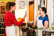 Nachdem Annalena (Heidrun Gärtner, links) Maja (Godiva Adela, rechts) beim Wurst naschen erwischt hat, behauptet Maja, dass sie Werbung für den Dorfladen machen wollte. Weiteres Bildmaterial finden Sie unter www.br-foto.de.