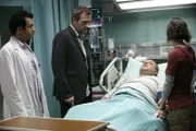 Und wieder hat Jeff (Paul Rae, 2.v.r.), Debs (Chad Morgan, r.) Ehemann, einen Ohnmachtsanfall erlitten. Im Gegensatz zu Dr. Lawrence Kutner (Kal Penn, l.) ist Dr. Gregory House (Hugh Laurie, 2.v.l.) überzeugt, dass das extreme Harmoniebedürfnis des Patienten Symptom einer Krankheit ist.