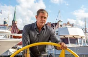 Finn (Sven Martinek) denkt über Kyra nach. Hatte sie Sorge, dass jemand an ihre Forschungserkenntnisse kommen wollte?