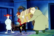 Die beiden Gauner Donner-Karlsson und Bloom schleichen sich nachts heimlich mit Pippis Goldkiste aus der Villa Kunterbunt.