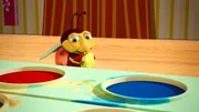 Rot oder Blau oder Grün? Käfer Lu sucht nach seiner Lieblingsfarbe, denn bei den JoNaLus wird heute mit kunterbunten Wasserfarben gemalt.