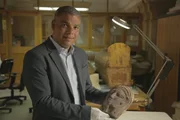 In den Konservierungslabors des ägyptischen Museums findet Ramadan Hussein die vergoldete silberne Mumienmaske wieder, die er in den Gräbern von Saqqara entdeckt hat. Es ist die erste, die seit 1939 in Ägypten gefunden wurde. Im alten Ägypten war Silber doppelt so viel wert wie Gold und galt als Symbol für die Gebeine der Götter.