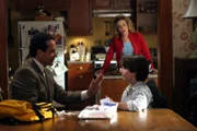 Selbst für Sharonas (Bitty Schram) Sohn Benjy (Kane Ritchotte, re.) sind Monks (Tony Shalhoub) Marotten nichts Neues mehr...