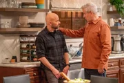 Jim Kearney (Jon Cryer, l.); Bobby Kearney (Lenny Clarke, r.)