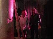 "Soko Donau", "Böser Zauber." Ein Magier überlebt während einer Performance in Wien seinen eigenen Entfelsselungstrick nicht. Die SOKO Ermittlerin Penny erlebt als Gast der Vorstellung den Tod des Illusionisten mit. Sie ist von der Situation persönlich völlig überfordert, da sie seit Kurzem eine Beziehung mit dem Magier hatte. Sie wusste nichts davon, dass dieser verheiratet war. Alle Spuren führen zur eifersüchtigen Ehefrau.Im Bild (v.li.): Gregor Seberg (Helmuth Nowak), Stefan Jürgens (Carl Ribarski).