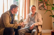 Kommissar Finn Kiesewetter (Sven Martinek, l.) befragt den Fitnesstrainer Simon Fink (Oscar Hoppe) und präsentiert dem dringend Tatverdächtigen, belastendes Beweismaterial.