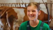 Magdalena hilft fast täglich bei der Hofarbeit mit.
