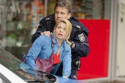 Ihr Mandant scheint eine Dummheit zu machen, doch kann sie noch etwas für ihn tun? Dannis (Annette Frier, vorne) ...; Ihr Mandant scheint eine Dummheit zu machen, doch kann sie noch etwas für ihn tun? Dannis (Annette Frier, vorne) ...