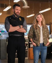 L-R: Joel McHale als Frank Shaw und Sarah Chalke als Yazmin