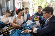 Auf dem Weg zum Standesamt wurden Leyla (Sanam Afrashteh, 2.v.l.) und Ben (Philipp Danne, r.) zu Ersthelfern - sie liefern Isabel (Lilly Marie Tschörtner, l.) und Martin (Omar El-Saeidi, 2.v.r.) ins JTK ein (mit Roy Peter Link, 3.v.l. und Komparsen).