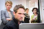 In einer Boutique wird eine junge Frau tot in der Umkleidekabine gefunden. Die Kommissare Kristina Katzer (Isabell Gerschke, l.) und Lukas Hundt (Oliver Franck, 2.v.l.) ermitteln, kritisch beobachtet von Mia Schramm (Carolin Haupt, 2.v.r.) und Carla Mittelstedt (Marijam Agischewa, r.)