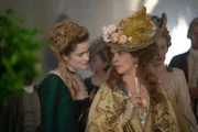 Camille (Alice Englert, l.); Florence de Regnier (Paloma Faith, r.)