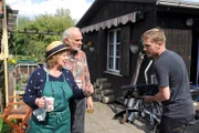 ARD ROTE ROSEN FOLGE 1536, am Mittwoch um 14:10 Uhr im ERSTEN. Da Erika (Madeleine Lierck-Wien, l. mit Claus Dieter Clausnitzer, M.) davon ausgeht, dass sie in Kürze den Nachbargarten bekommt, nimmt sie es gelassen, dass Robin (Niklas Osterloh, r.) sich immer mehr im Garten ausbreitet.
