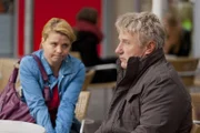 Dannis neuer Mandant, Matthias Sirrka (Jörg Schüttauf, r.), hatte einen Motorradunfall und will nun gerichtlich gegen seine Krankenkasse vorgehen. Nach und nach jedoch glaubt er seinen Fall bereits verloren zu haben. Doch er hat nicht mit Danni (Annette Frier, l.) gerechnet ...