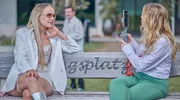 Hochzeit als Promo-Event auf Social Media: Simone (Anna-Lena Klenke, re.) mit Jäcki (Luise von Finckh) als Influencerin ihres neuen Brands für Hochzeitsmode.