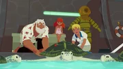 Onkel Patrick (l.), Marina (M.) und Anita (r.) entlassen Schildkröten aus dem Meeresinstitut in die Freiheit ins offene Meer. Sie haben den Schildkröten Sender angeheftet und wollen ihr Leben im Meer beobachten.