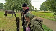 Ein romantischer Spaziergang führt Jenny und Nico an einen Pferdehof.