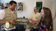Die Frischverliebten Daria und Ronny schlafen auf der Couch, weil Daria mit ihrem Trödel unter anderem das Bett blockiert. Trödelprofi Sükrü (li.) will das Bett befreien und kann dem Paar auch noch in anderer Mission behilflich sein.