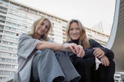 In Paris, der Geburtsstadt des Trendsports Parkour, trifft die Tänzerin Sylvia Camarda (re.) auf die Parkour-Athletin Noa Diorgina Man (li.).