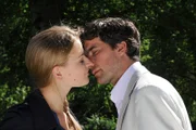 ARD STURM DER LIEBE FOLGE 1384, am Mittwoch um 15:10 Uhr im ERSTEN. Der erste Kuss: Theresa (Ines Lutz, l.) und Moritz (Moritz Tittel, r.).