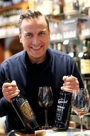 Tim Raue in der Weinhandlung Garrafeira Nacional, Lissabon, Portugal