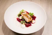 „Zander in der Schwarzbrotkruste, Rote Rüben, Kren“ von Hannes Müller.