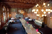 In Stockholm haben drei schwedische Architekten das Restaurant in der Königlichen Oper sehr behutsam und mit viel Understatement in die moderne Zeit gerettet.