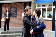 ARD ROTE ROSEN FOLGE 1536, am Mittwoch um 14:10 Uhr im ERSTEN. Benita (Barbara Ricci, l.) beobachtet, wie Merle (Anja Franke, r.) in Gunters (Hermann Teolcke, M.) Armen zusammenbricht.