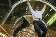 Sylvia Camarda trifft Sébastien Foucan, einen Pionier des Parkour. Er betont dessen philosophischen Aspekt als Widerstand gegen gesellschaftliche Normen.