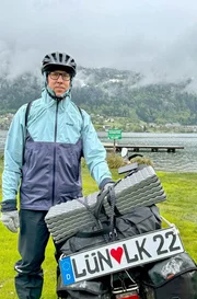 Heiko am Ossiacher See. Das Nummernschild von Lena fährt 4.000 km mit.