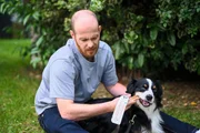 Tobias (Patrick Müller) ist über Bandits vermeintlichen Zufallsfund überrascht.