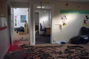 In einem Vorort von Leicester steht die Kindertagesstätte „Smarties“ seit zwei Jahren leer. Die hoch verschuldete Unternehmensgruppe „Welcome Nurseries“ schloss über Nacht und ließ Hunderte Familien ohne alternative Betreuung zurück.