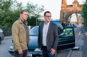 Auf Finns (Sven Martinek, l.) und Lars (Ingo Englen, r.) ehemaligen Kollegen Hannes Wilke wurde geschossen. Wollte er einen alten Fall neu aufrollen?