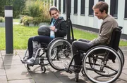 Olivia (Romina Küper, l.) entwickelt frisch verliebt, neuen Lebensmut - und steckt Bastian (Tom Gronau, r.) damit an.