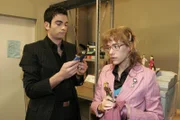 Lisa (Alexandra Neldel, r.) registriert melancholisch die Seelenverwandtschaft zwischen sich und David (Mathis Künzler, l.). (Dieses Foto von Alexandra Neldel darf nur in Zusammenhang mit der Berichterstattung über die Serie "Verliebt in Berlin" veröffentlicht und verbreitet werden.)