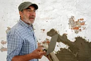 Georg Baumgart (Gunter Schoß) beim Renovieren der alten Tuchfabrik, die einmal Charlottes Galerie beherbergen soll.