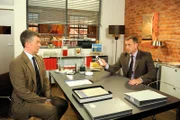 ARD ROTE ROSEN FOLGE 1538, am Freitag (19.07.13) um 14:10 Uhr im ERSTEN. Torben (Joachim Kretzer, r.) versucht mit einem Bluff, Seefeld (Thomas Klees, l.) zu einem Geständnis zu bewegen.