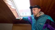 Alex aus Bremerhaven ist in seine erste eigene Wohnung gezogen, die allerdings noch renoviert werden muss.